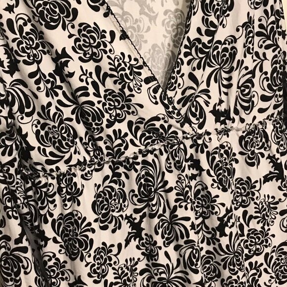 Kathryn. Size Large. Stretch Top. Gathering under bust all around. Comfy. B20 - Picture 3 of 6